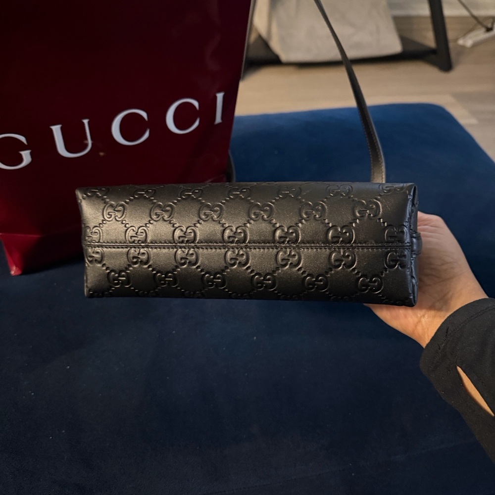 GUCCI GG Emblem small shoulder bag, Black embossed leather - Picture 5 of 16